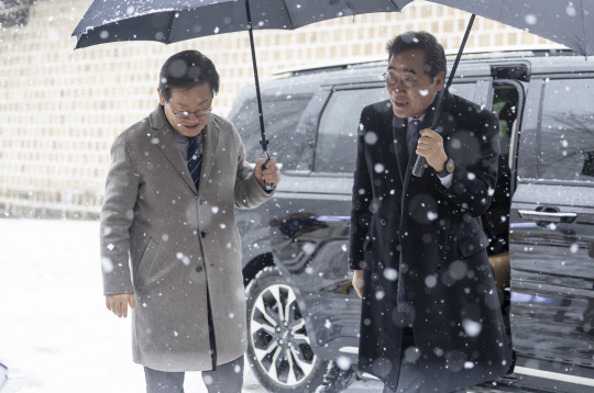 지난달 30일 이재명 더불어민주당 대표와 이낙연 전 대표가 30일 서울 중구의 한 식당으로 들어가고 있다. 연합뉴스.